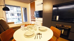 Una cocina moderna con comedor preparado para cuatro personas.