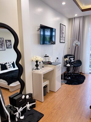 Superior-Zimmer, Badewanne, Stadtblick | Fernseher