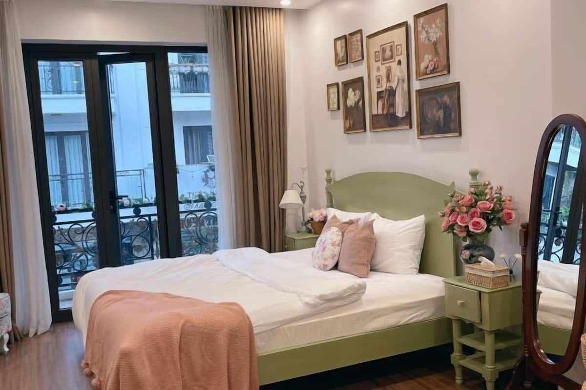 Seprai premium, selimut bulu angsa, busa memori, dan minibar
