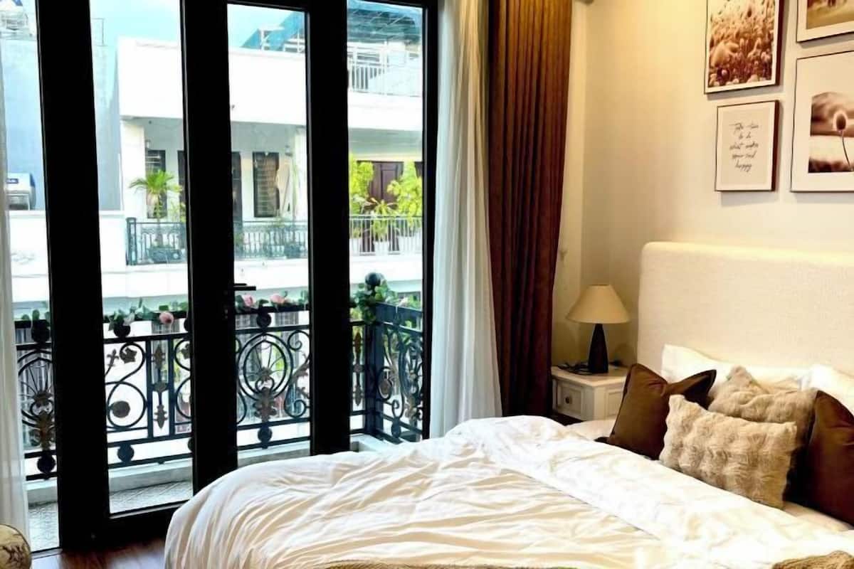 Seprai premium, selimut bulu angsa, busa memori, dan minibar