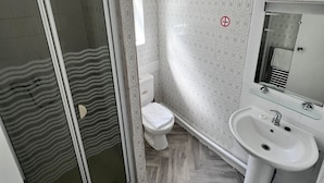 Standaard suite, en-suite badkamer | Badkamer | Een douche, handdoeken, zeep, shampoo