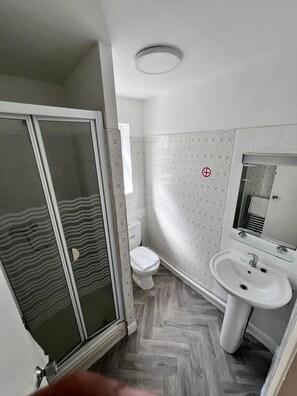 スタンダード スイート エンスイート | バスルーム | シャワー、タオル、石鹸、シャンプー