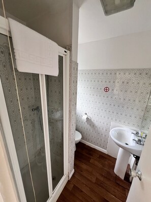 Douche, serviettes fournies, savon, shampooing