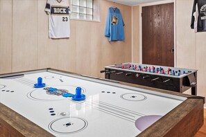 Games room - Stylish House near Frick Park (Pittsburgh)