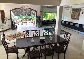 Villa | Sala de estar | Una televisión de pantalla plana