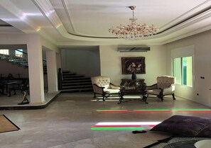 Villa | Woonruimte | Flatscreentelevisie