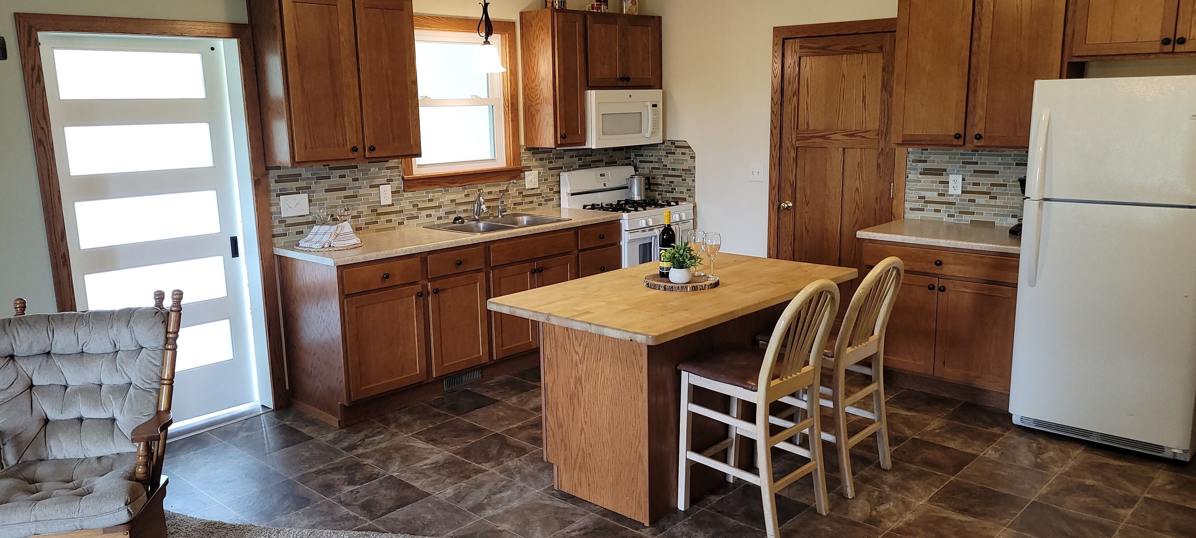 Microwave, oven, stovetop, coffee/tea maker