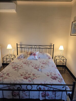 3 slaapkamers, een strijkplank/strijkijzer, gratis wifi, beddengoed