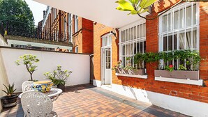 Exterior - Elegant Two-bedroom Flat in Evelyn Gardens (London)