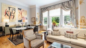 View from property - Elegant Two-bedroom Flat in Evelyn Gardens (London)