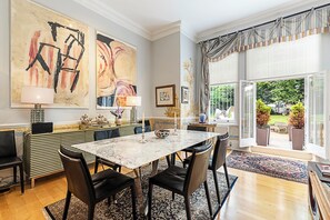 Basic Apartment | Interior - Elegant Two-bedroom Flat in Evelyn Gardens (London)