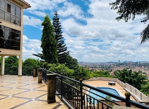 Property grounds - Spacious 9-bedroom hotel in delightful Kampala with WiFi, fitness room. (Kampala)