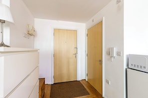 Basic Apartment | Interior - Modern Studio Apartment - St Georges Wharf (London)