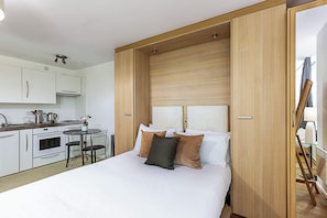 Room - Modern Studio Apartment - St Georges Wharf (London)