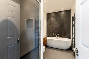 Apartment | Bathroom - Rustic and Contemporary Haven in Brixton (London)
