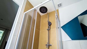 A shower with a handheld showerhead, a vertical rain showerhead, and a handheld shower attachment. - Studio Van Gogh - Air conditionning (Arles)