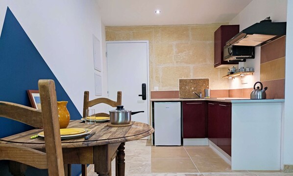 Jääkaappi, mikroaaltouuni, kahvin-/teenkeitin