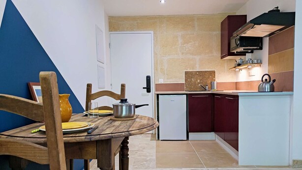 Coffee/tea maker, fridge, microwave, cookware/dishes/utensils - Studio Van Gogh - Air conditionning (Arles)