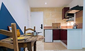Kühlschrank, Mikrowelle, Wasserkocher mit Kaffee-/Teezubehör