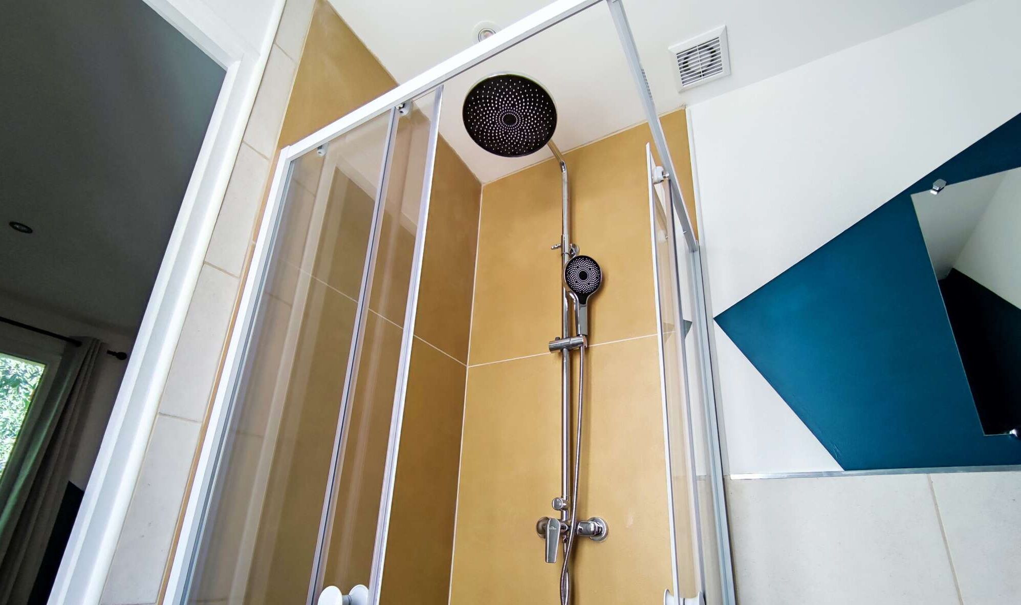 Regadera, secadora de cabello, bidet, toallas 