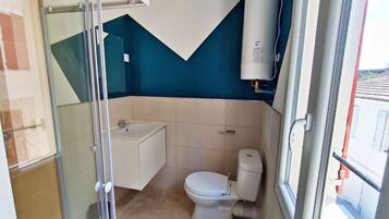 Shower, hair dryer, bidet, towels