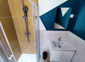 Shower, hair dryer, bidet, towels - Studio Van Gogh - Air conditionning (Arles)