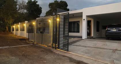 Charming 2-bedroom house with WiFi and AC in terrific San José de las Matas