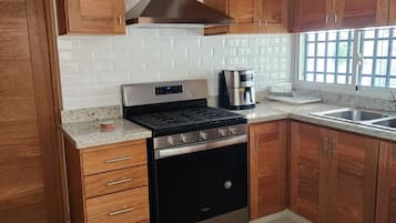 Frigorífico, placa de cocina, cafetera o tetera y hervidor eléctrico
