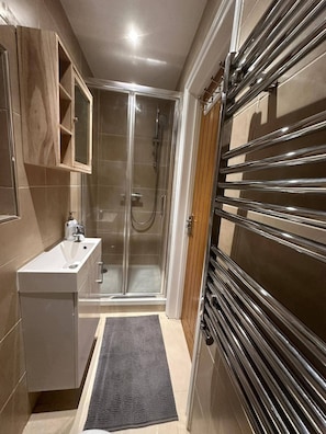 Apartment | Bathroom | Shower, hair dryer, towels