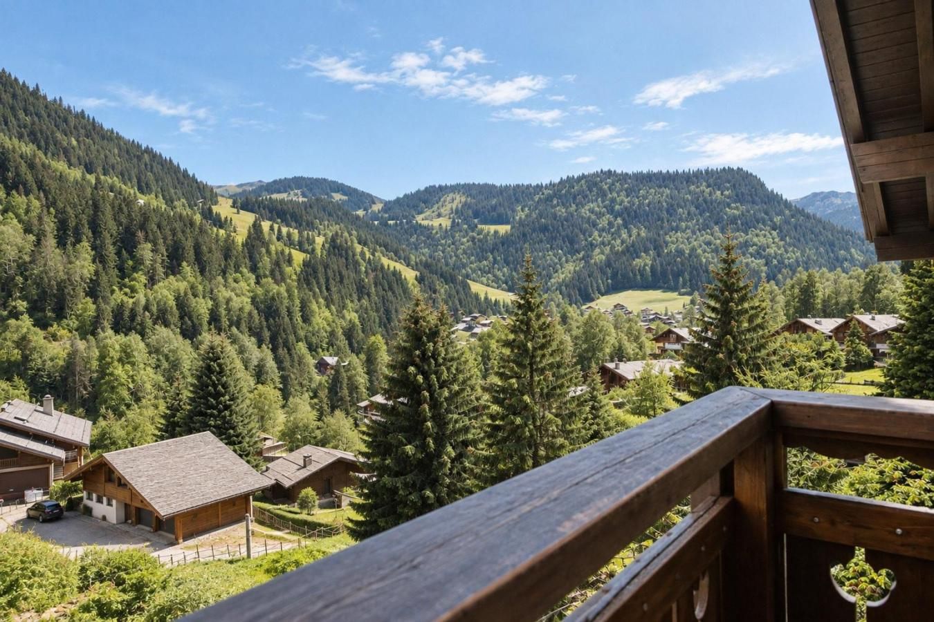 Un balcón de madera con vistas a un paisaje montañoso con casas y bosques densos.