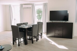 Comfort Apartment, Balcony, City View | Ruang makan