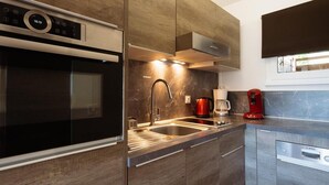A modern kitchen with a built-in oven, stainless steel sink, and a Bosch coffee maker. - 1st floor, view mountain, balcony, tv, ski locker, 37m², La Clusaz (La Clusaz)