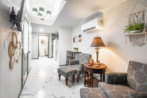 Living area - Midland's Most Private Tiny Cottage (Midland)