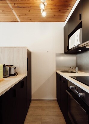 Kühlschrank, Mikrowelle, Ofen, Geschirrspüler