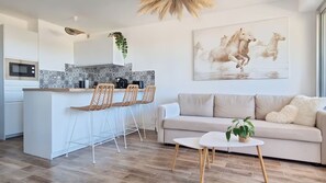 Télévision, lecteur de DVD, livres, chaîne hi-fi