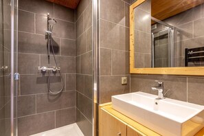 Shower - 1st floor, view mountain, balcony, tv, 36m², La Clusaz (La Clusaz)
