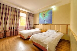 Una habitación de hotel con dos camas, un ventanal grande y un cuadro en la pared.