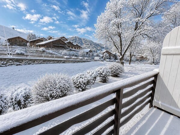 A snow-covered landscape with wooden buildings, a wooden fence, and a clear sky. - 70m from ski slopes, Ground floor, balcony, tv, 43m², La Clusaz (La Clusaz)