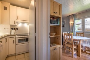 Fridge, microwave, oven, dishwasher - 130m from shops, 2nd floor, view mountain, balcony, tv, ski locker, 37m², La Clusaz (La Clusaz)