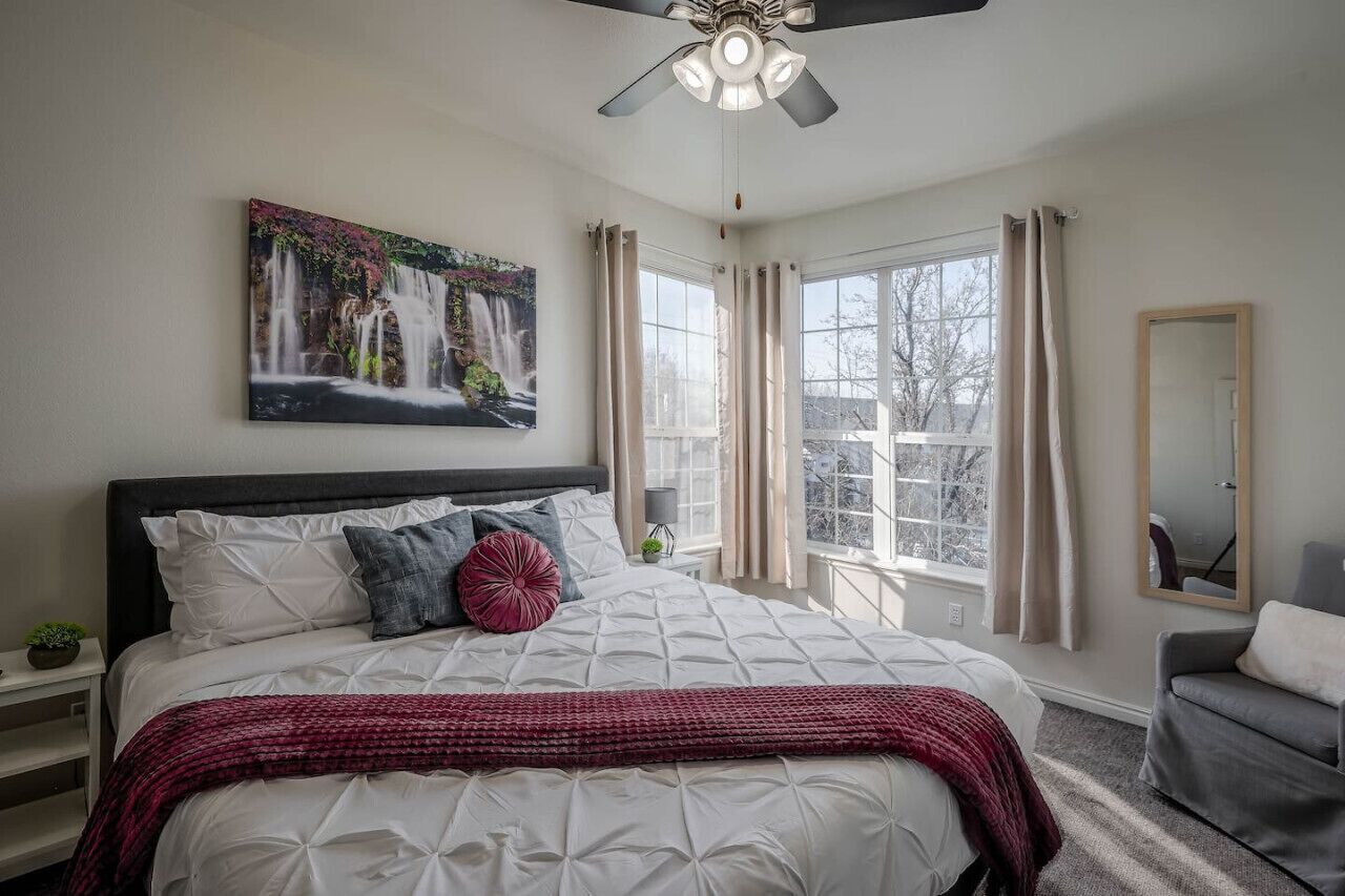 1 soverom, skrivebord, strykejern/-brett og reiseseng for barn