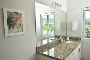 Shower, towels - Charming 3-bedroom townhome with Ocean View centrally located in Ocho Rios (Ocho Rios)