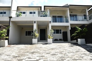Exterior - Charming 3-bedroom townhome with Ocean View centrally located in Ocho Rios (Ocho Rios)