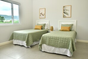 3 bedrooms, iron/ironing board, WiFi, bed sheets - Charming 3-bedroom townhome with Ocean View centrally located in Ocho Rios (Ocho Rios)