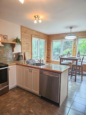 ثلاجة، ميكروويف، فرن، موقد طهي مسطح