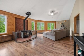 Smart-TV, Kamin, Bücher, Stereoanlage