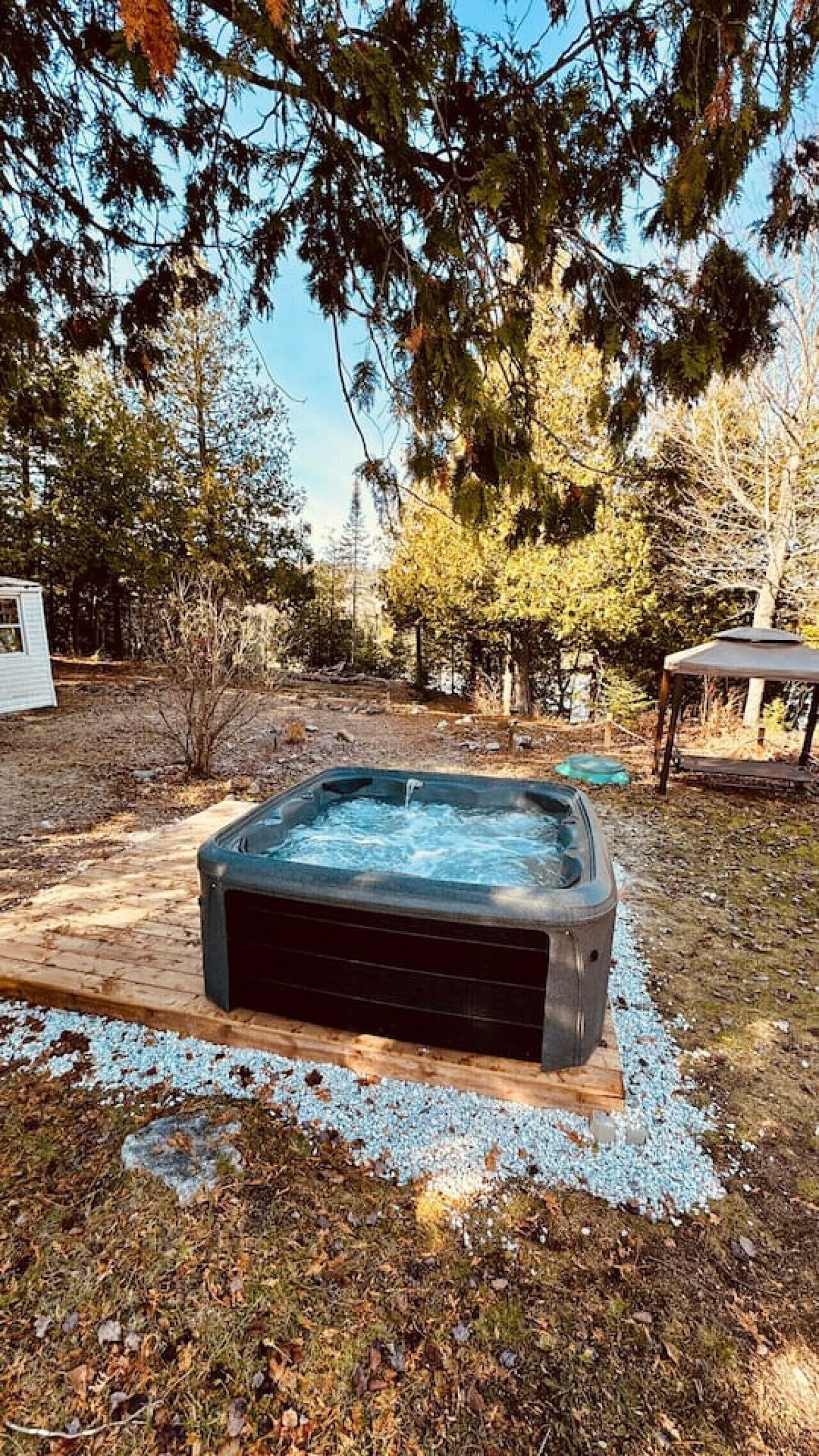 Banyera d'hidromassatge a l'aire lliure