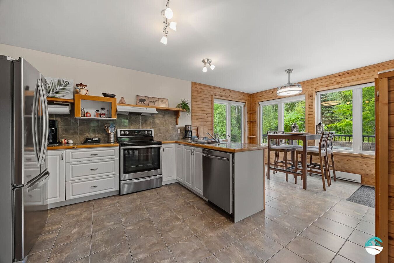 Frigorífic, microones, forn i placa de cuina 