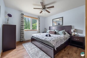 3 habitaciones, tabla de planchar con plancha y cuna de viaje 