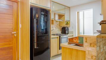 Geladeira, micro-ondas, fogão, cafeteira/chaleira