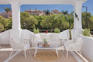 Apartment | Property grounds - 3 Bedroom, 3 Bathroom Beachside Apartment (Estepona)